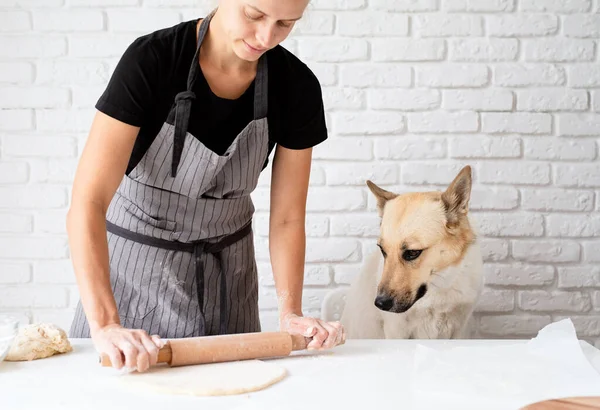Домашня Кухня Жінка Замінює Тісто Вдома Своєю Собакою Сидячи — стокове фото