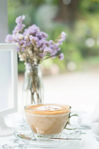 Café capuchino en taza clara en la cafetería de mesa — Foto de Stock