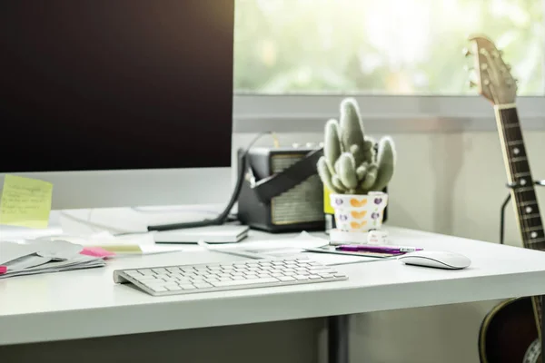 Bureaublad Van Computer Met Witte Toetsenbord Muis Het Bureau Stockfoto