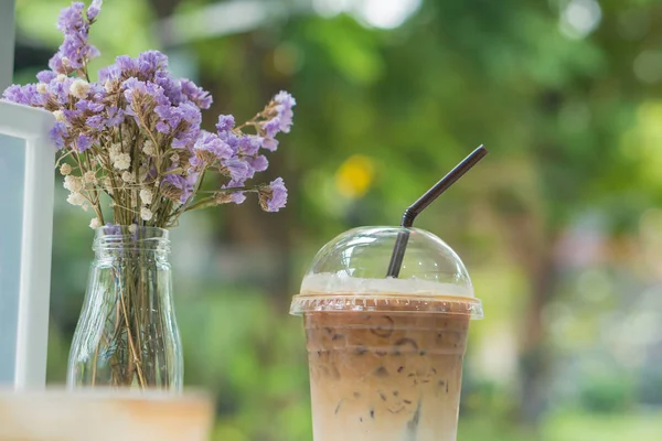Ijs Koffie Duidelijke Plastic Met Droge Bloemen Tafel Cafe Stockfoto