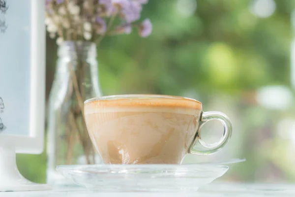 Cappuccino koffie in duidelijke cup op tabel café Rechtenvrije Stockafbeeldingen