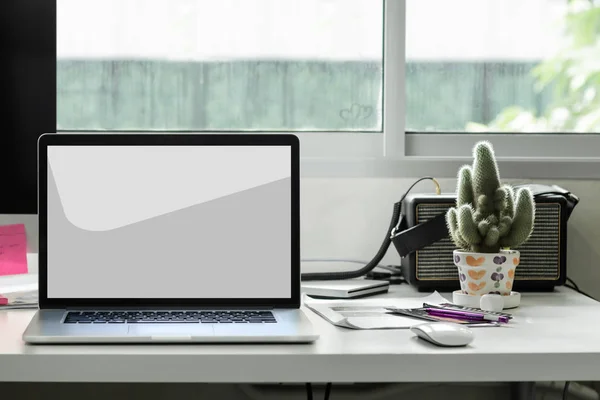 Portátil de pantalla en blanco en el escritorio de trabajo con ruta de recorte Imagen De Stock