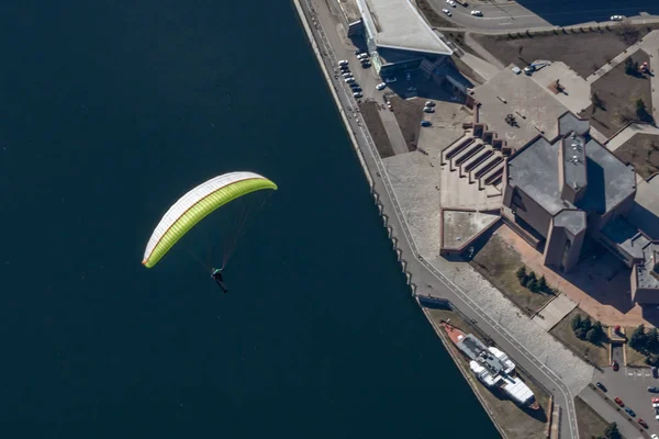 Parapendio Volante Sopra Fiume Grandi Edifici Vista Dall Alto — Foto Stock