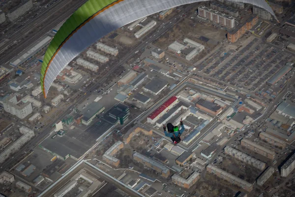 Gleitschirmflug Über Der Stadt Fluss — Stockfoto