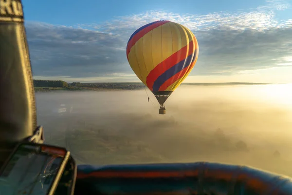 Sibirya Vahşi Doğasında Sisli Tarlalarda Sıcak Hava Balonu Gezisi — Stok fotoğraf