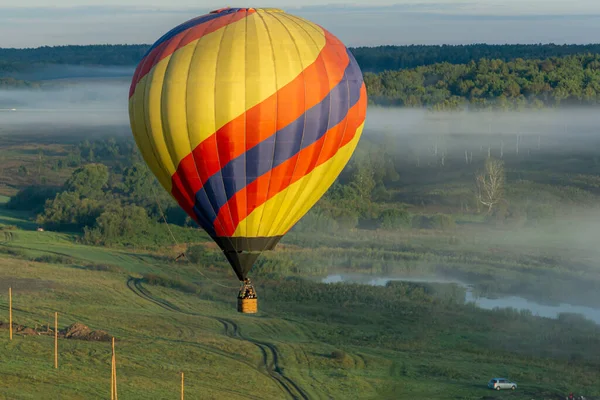 Sibirya vahşi doğasında sisli tarlalarda sıcak hava balonu gezisi