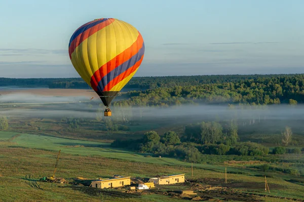 Heißluftballonfahrt Über Die Nebligen Felder Sibirischer Wildnis — Stockfoto