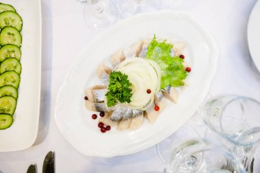 bir masanın üzerine dilimlenmiş balık