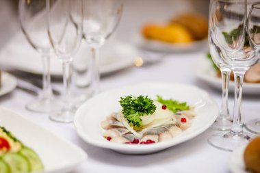 bir masanın üzerine dilimlenmiş balık