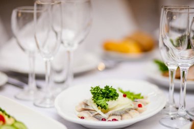 bir masanın üzerine dilimlenmiş balık