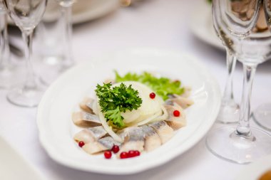 bir masanın üzerine dilimlenmiş balık