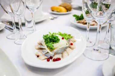 bir masanın üzerine dilimlenmiş balık