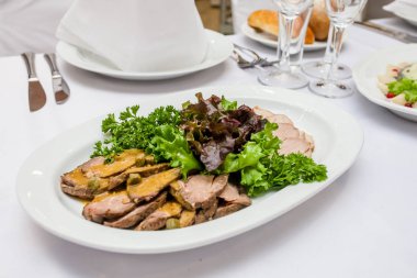 bir masanın üzerine dilimlenmiş et