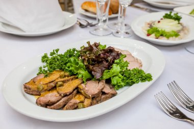 bir masanın üzerine dilimlenmiş et