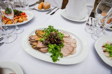 bir masanın üzerine dilimlenmiş et