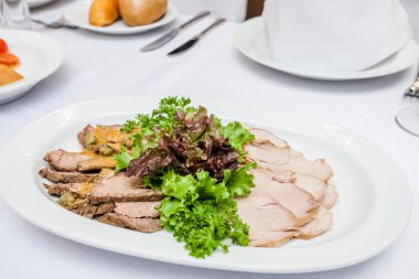 bir masanın üzerine dilimlenmiş et