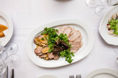 bir masanın üzerine dilimlenmiş et