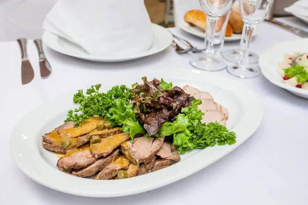 bir masanın üzerine dilimlenmiş et