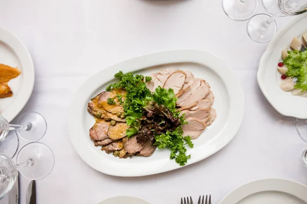 bir masanın üzerine dilimlenmiş et