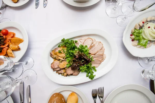 bir masanın üzerine dilimlenmiş et