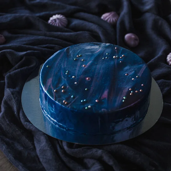 blue cake, big cake