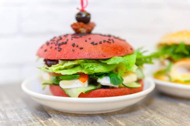 Kırmızı hamburger, taze sandviç, sağlıklı gıda