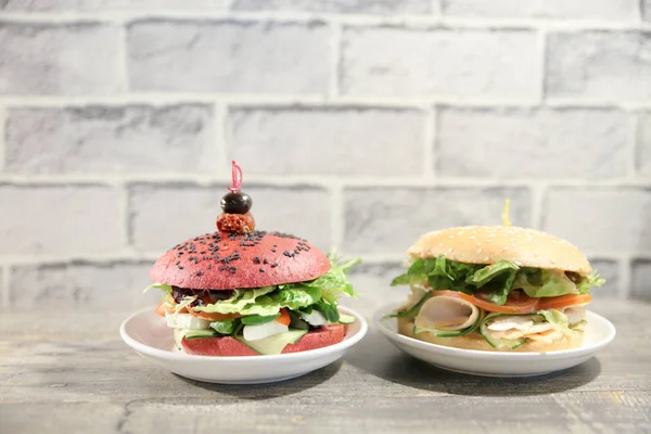 Kırmızı hamburger, taze sandviç, sağlıklı gıda