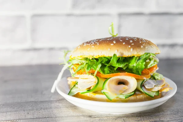 Kırmızı hamburger, taze sandviç, sağlıklı gıda