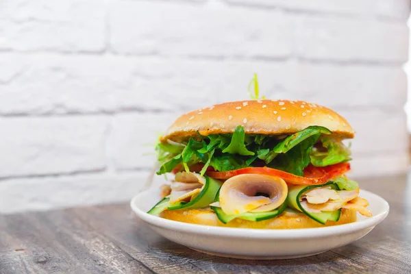 Kırmızı hamburger, taze sandviç, sağlıklı gıda