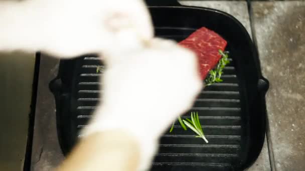フライパンで肉を炒め ステーキを調理 — ストック動画