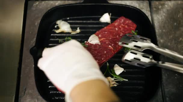 Frite Carne Uma Frigideira Cozinhe Bife — Vídeo de Stock