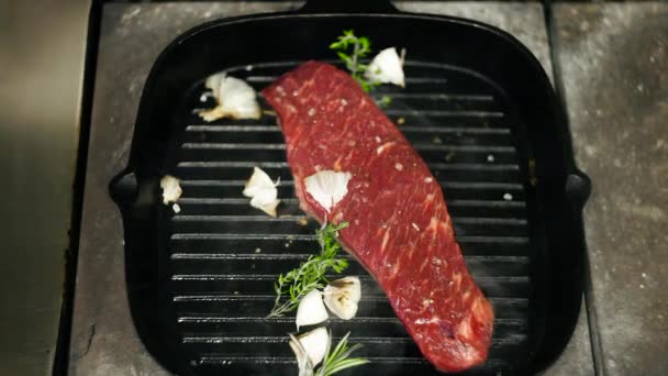 フライパンで肉を炒め ステーキを調理 — ストック動画