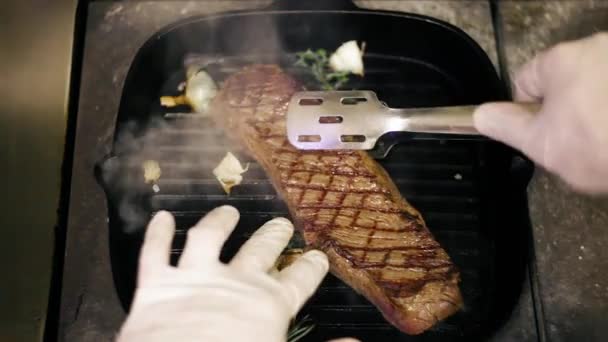 Frite Carne Uma Frigideira Cozinhe Bife — Vídeo de Stock