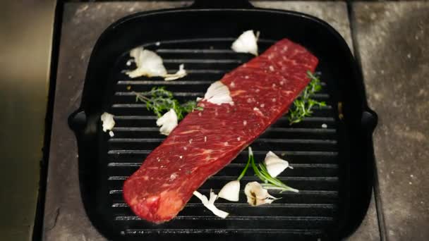 Frite Carne Uma Frigideira Cozinhe Bife — Vídeo de Stock