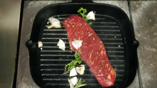 Frite Carne Uma Frigideira Cozinhe Bife — Vídeo de Stock