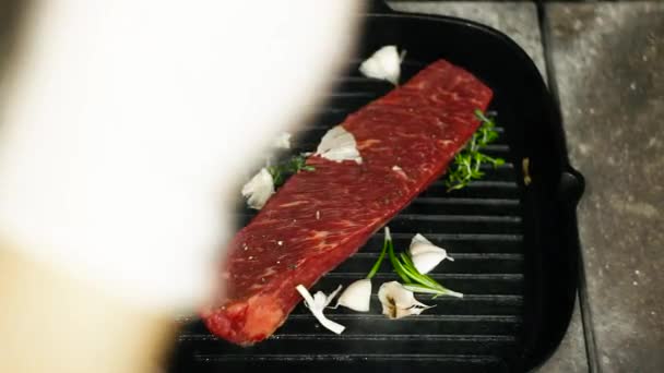 Húst Egy Serpenyőben Sütjük Főzzük Húst — Stock videók