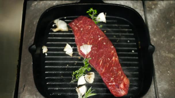 Frite Carne Uma Frigideira Cozinhe Bife — Vídeo de Stock