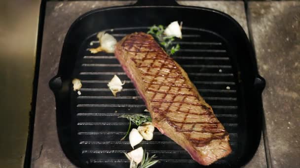 Frite Carne Uma Frigideira Cozinhe Bife — Vídeo de Stock