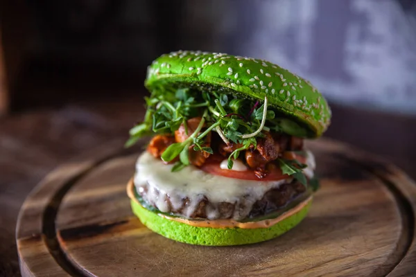 et, peynir ve mantar ile yeşil burger