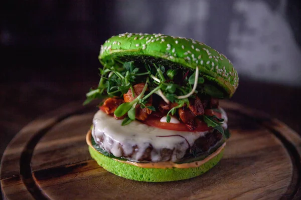 et, peynir ve mantar ile yeşil burger