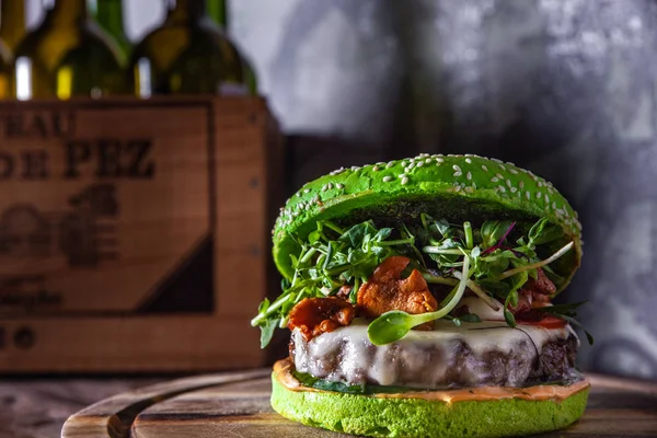 et, peynir ve mantar ile yeşil burger