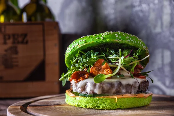 et, peynir ve mantar ile yeşil burger