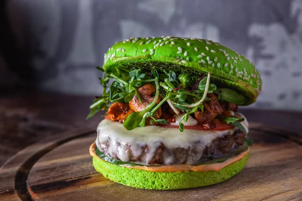 Hambúrguer Verde Com Carne Queijo Cogumelos — Fotografia de Stock