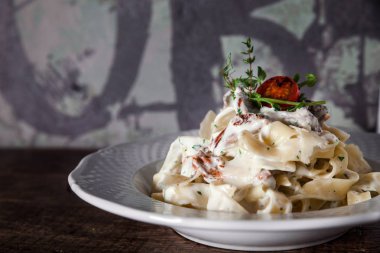 Makarna mantar kremalı sos ile