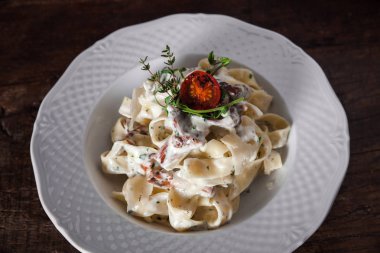 Makarna mantar kremalı sos ile