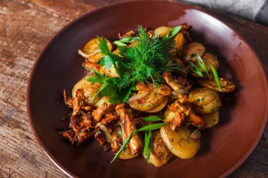 Patates mantar yeşillikleri ile