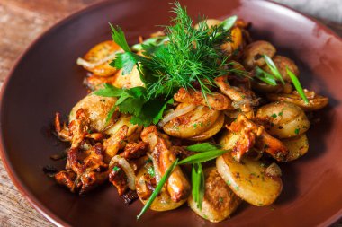 Patates mantar yeşillikleri ile