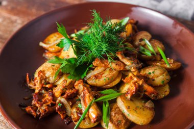 Patates mantar yeşillikleri ile