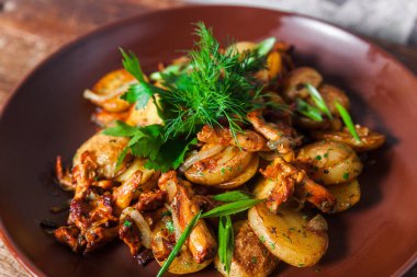 Patates mantar yeşillikleri ile