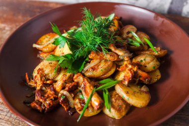 Patates mantar yeşillikleri ile